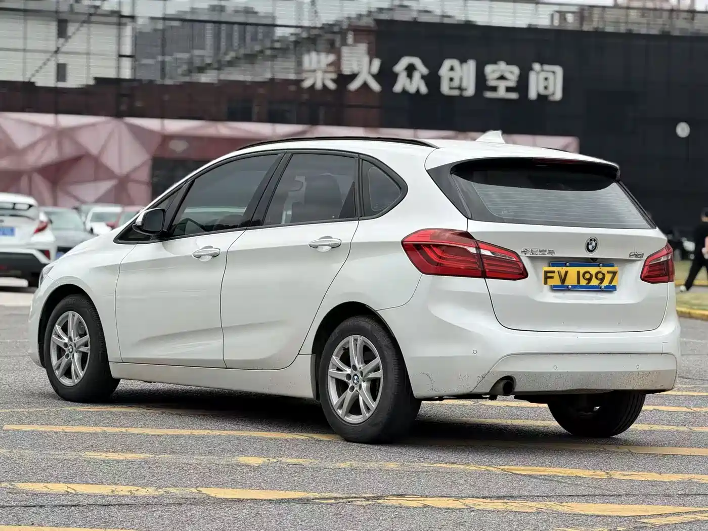 BMW 2 Series Touring 2016 218i Leading фото 3