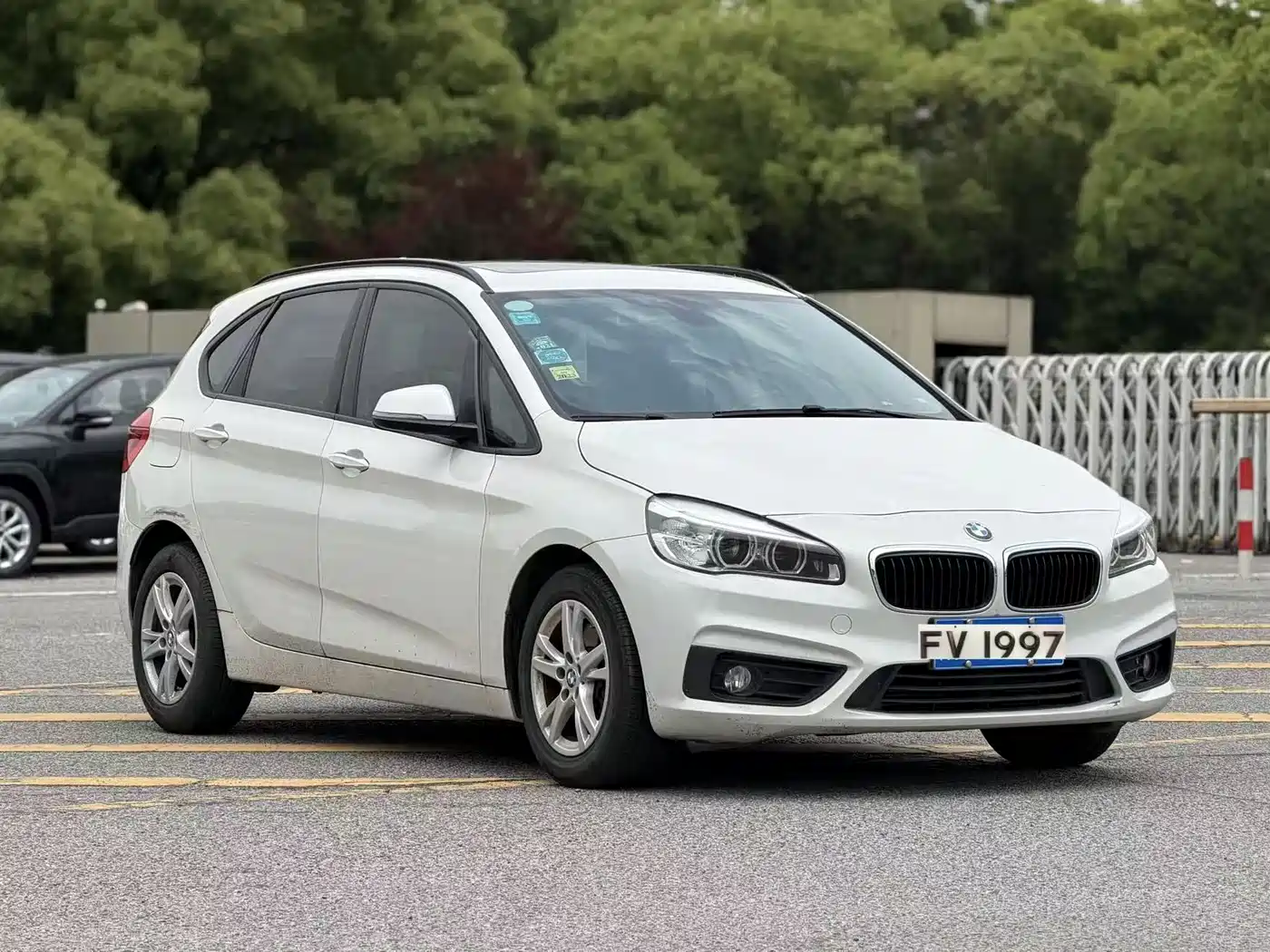 BMW 2 Series Touring 2016 218i Leading фото 4