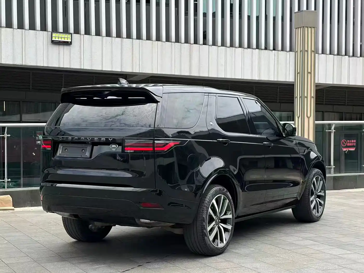 Land Rover Discovery 2021 360PS R-Dynamic SE фото 7