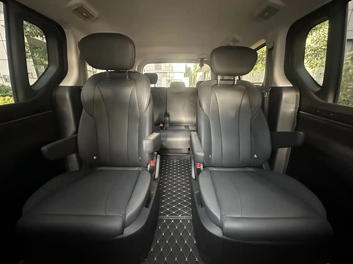 SAIC Maxus Maxus G10 2025 MAX 2.0T Automatic Luxury Edition Diesel 7-Seater фото 17