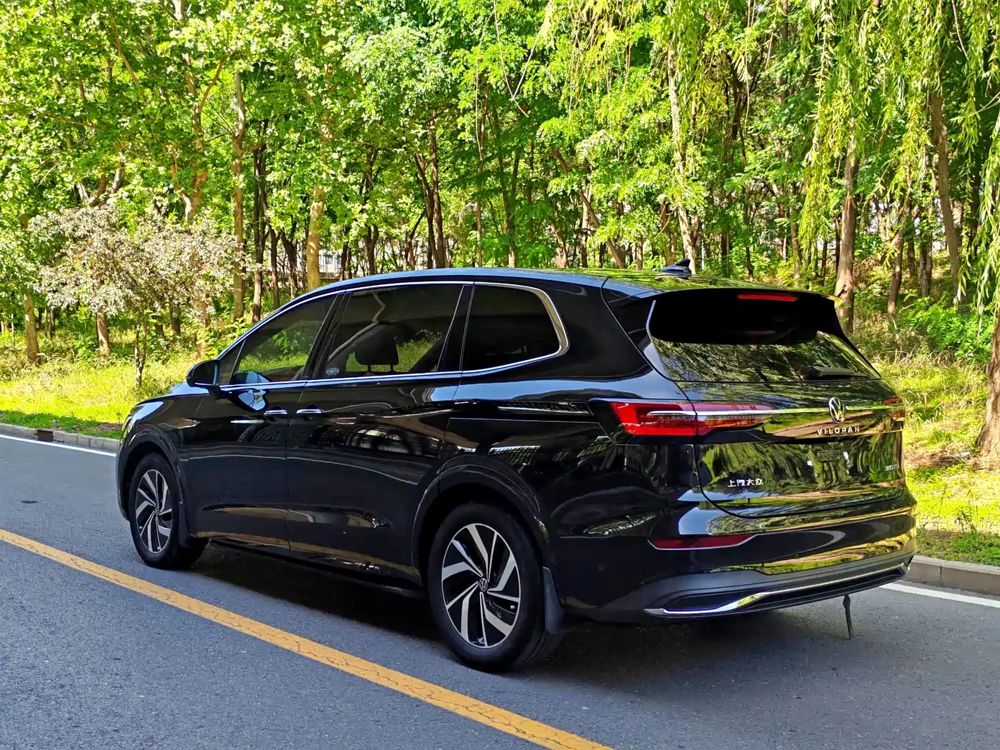 Volkswagen Viloran 2022 380TSI Premium Edition фото 17
