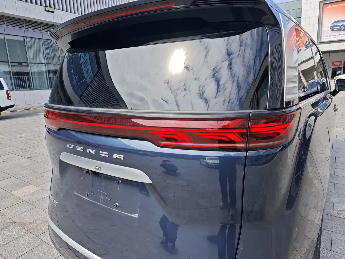 Denza D9 2022 DM-i 970 All-Wheel Drive Honor Edition фото 5