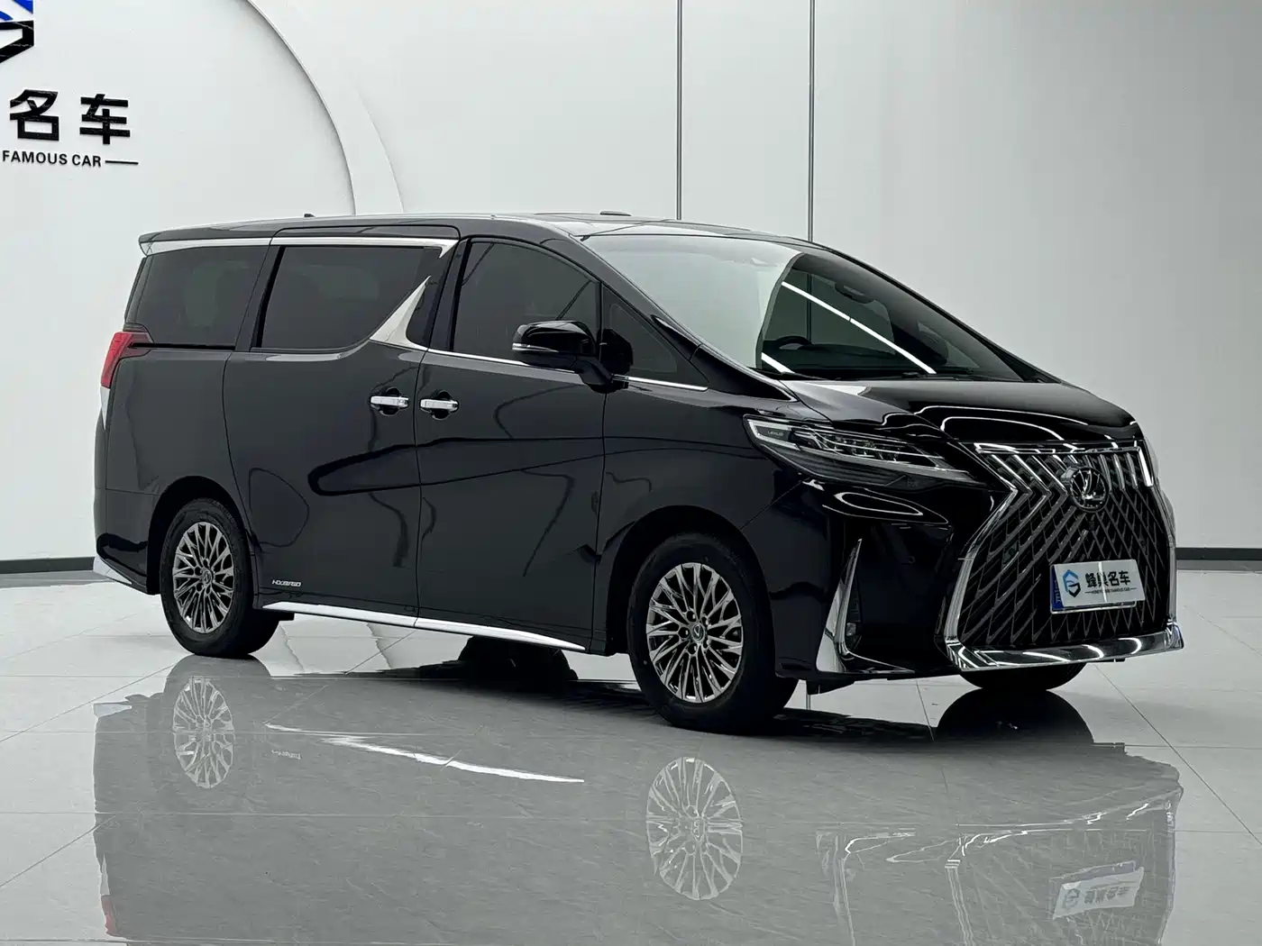 Lexus LM 2020 300h 4-Seat Imperial Edition фото 3