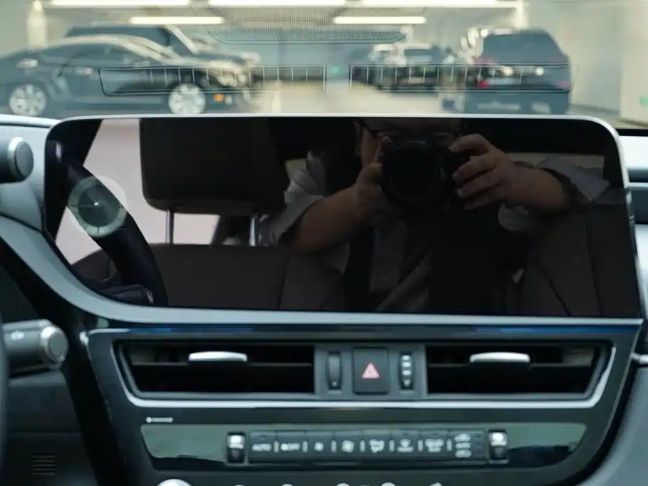 Lexus ES 2022 300h Excellence Edition фото 19