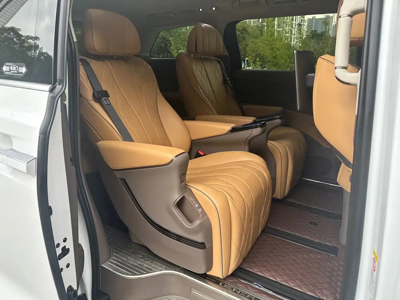 Denza D9 2022 DM-i 970 All-Wheel Drive Honor Edition фото 17