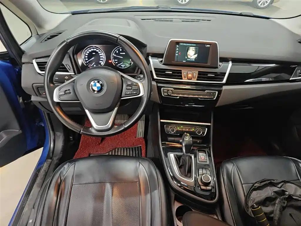 BMW 2 Series Touring 2018 218i Sport Line фото 10