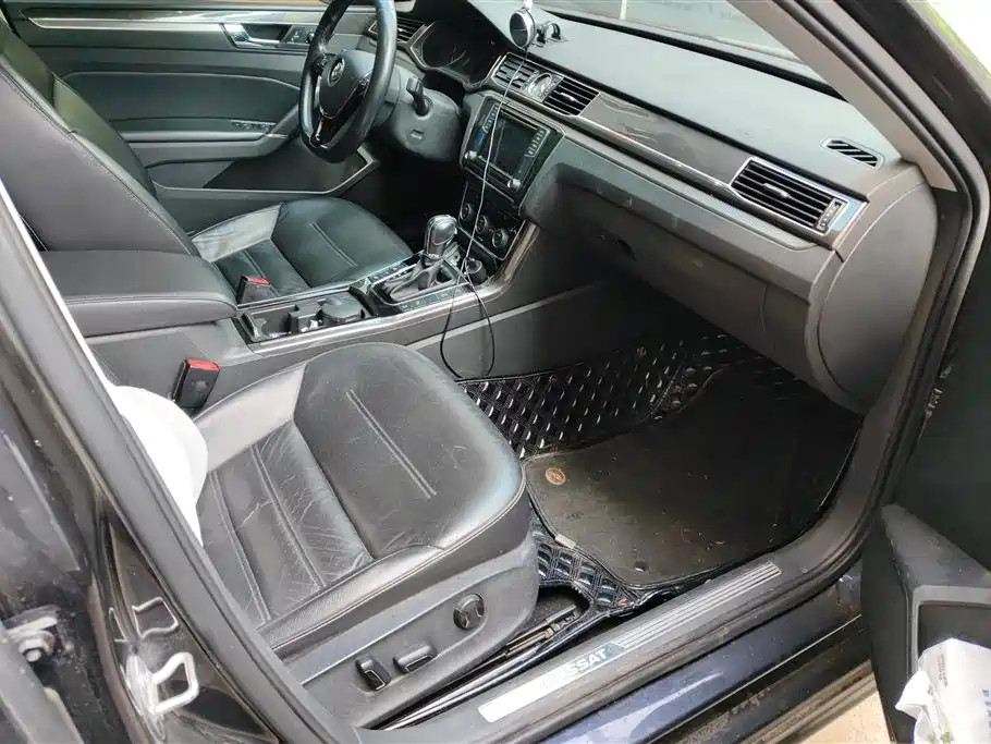 Volkswagen Passat 2016 330TSI DSG Executive Edition фото 8