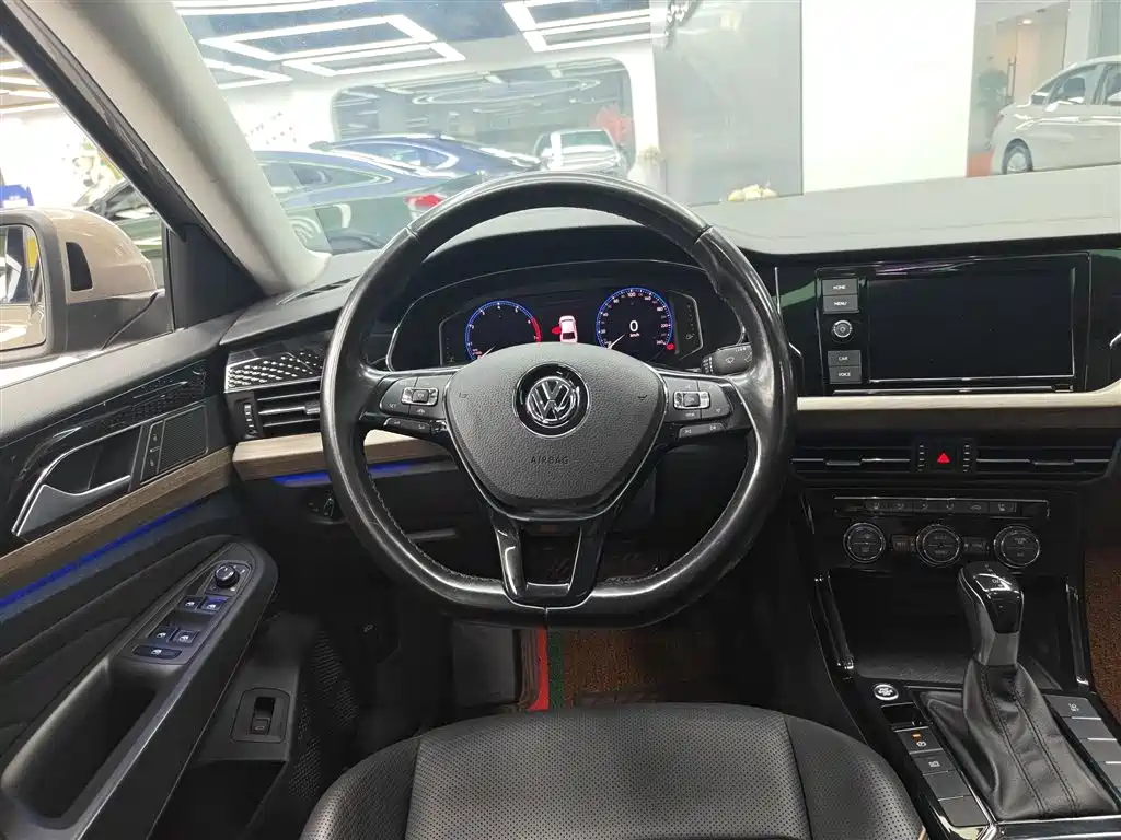 Volkswagen Passat 2019 330TSI Luxury Edition China VI фото 3