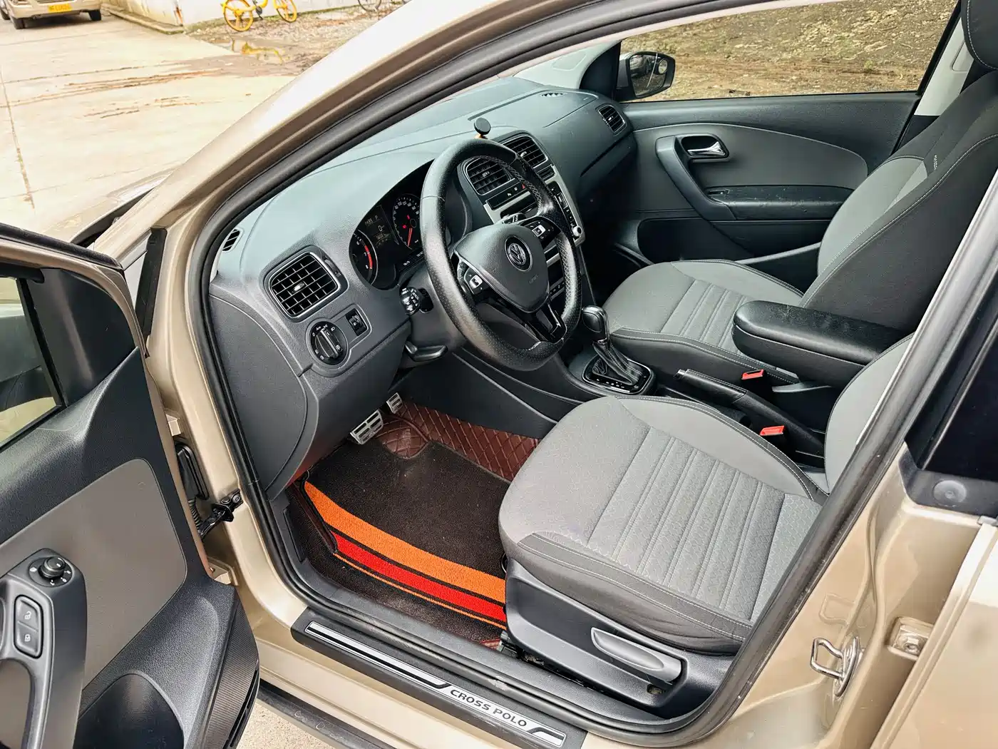 Volkswagen Polo 2014 1.6L Cross Polo Automatic фото 4