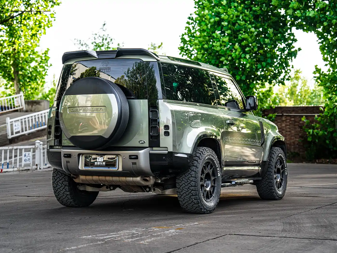 Land Rover Defender 2021 90 P400 Classic Replica Edition фото 4