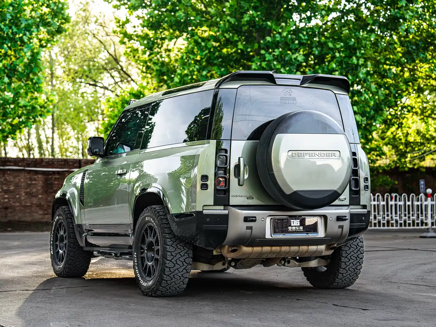 Land Rover Defender 2021 90 P400 Classic Replica Edition фото 6