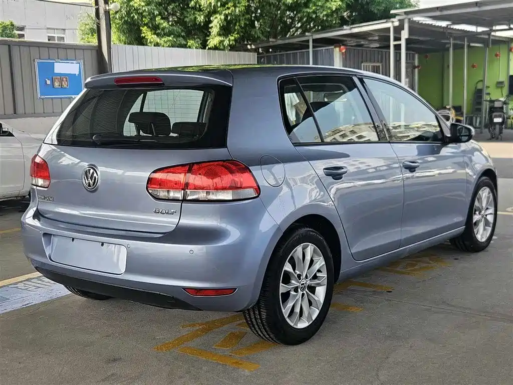 Volkswagen Golf 2011 Model 1.6 Automatic Fashion фото 3
