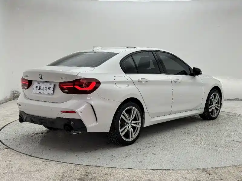 BMW 1 Series 2023 120i M Sport Shadow Edition фото 6