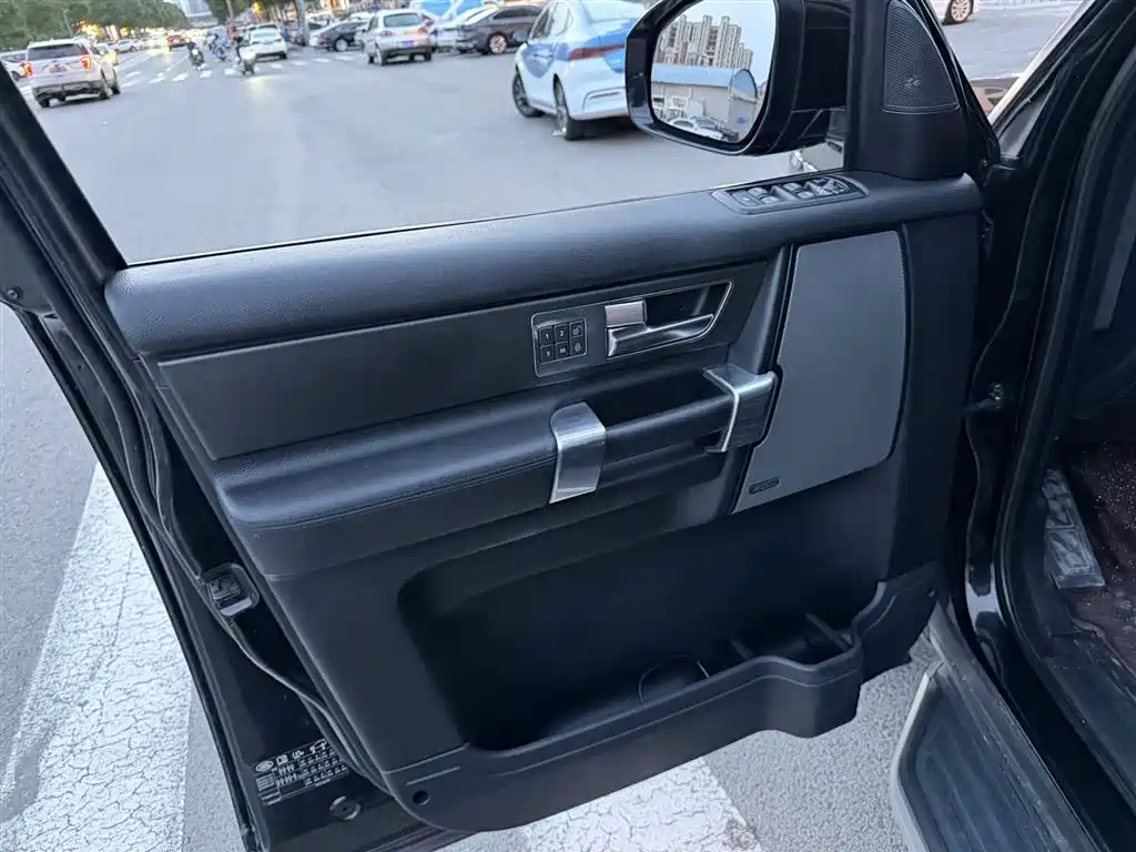 Land Rover Discovery 2016 3.0 SC Gloss Black Collector's Edition HSE фото 11