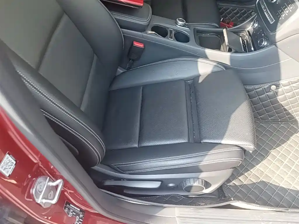 Mercedes-Benz GLA 2018 GLA 200 Dynamic фото 25