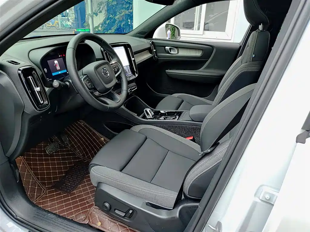 Фото 7 - Volvo XC40