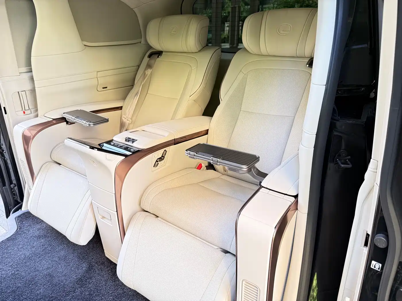 Lexus LM 2025 Model 500h Four-Seater Imperial Edition фото 11