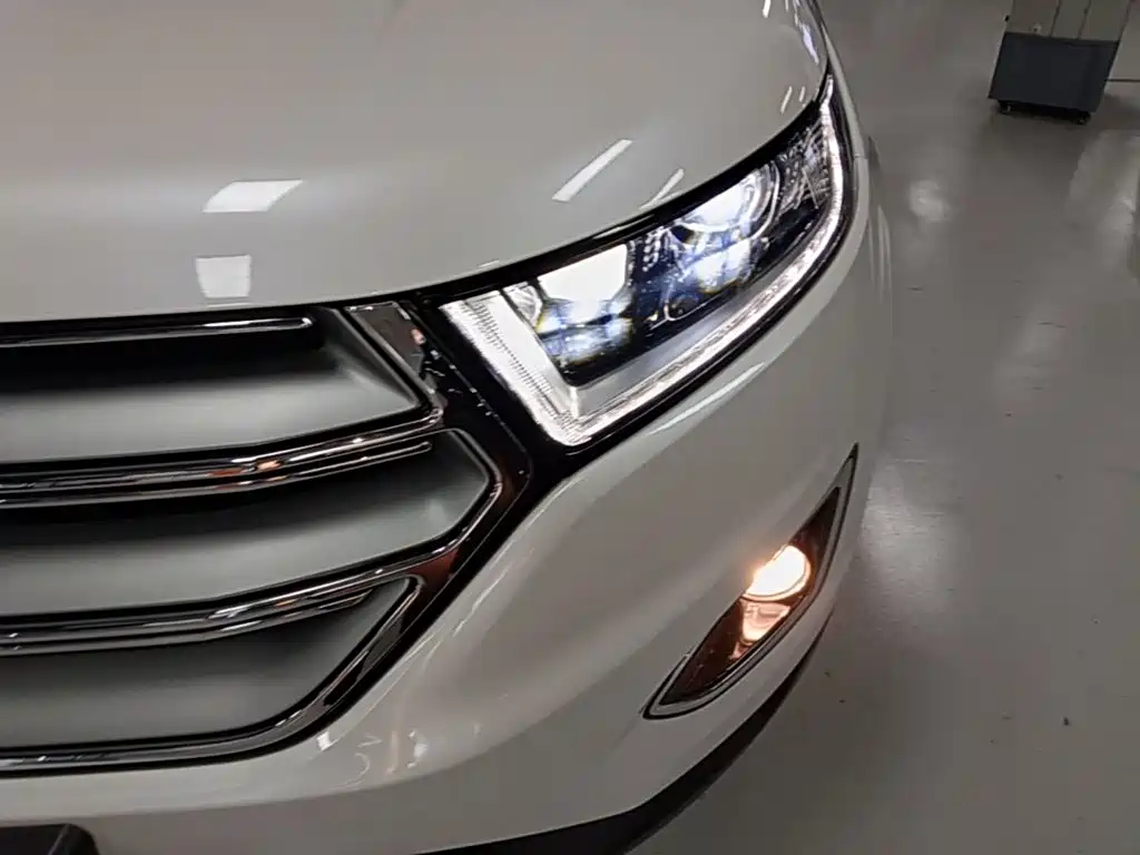 Фото 24 - Ford Edge