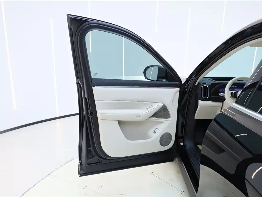 AITO Wenjie AITO M8 2025 Extended Range Max 37kWh 5-Seater фото 16