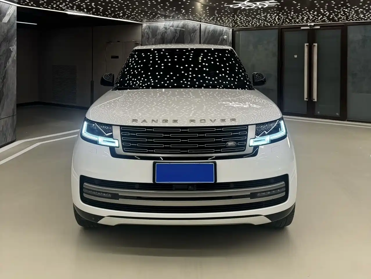 Land Rover Range Rover 2023 3.0 L6 360PS Golden Age Edition фото 2