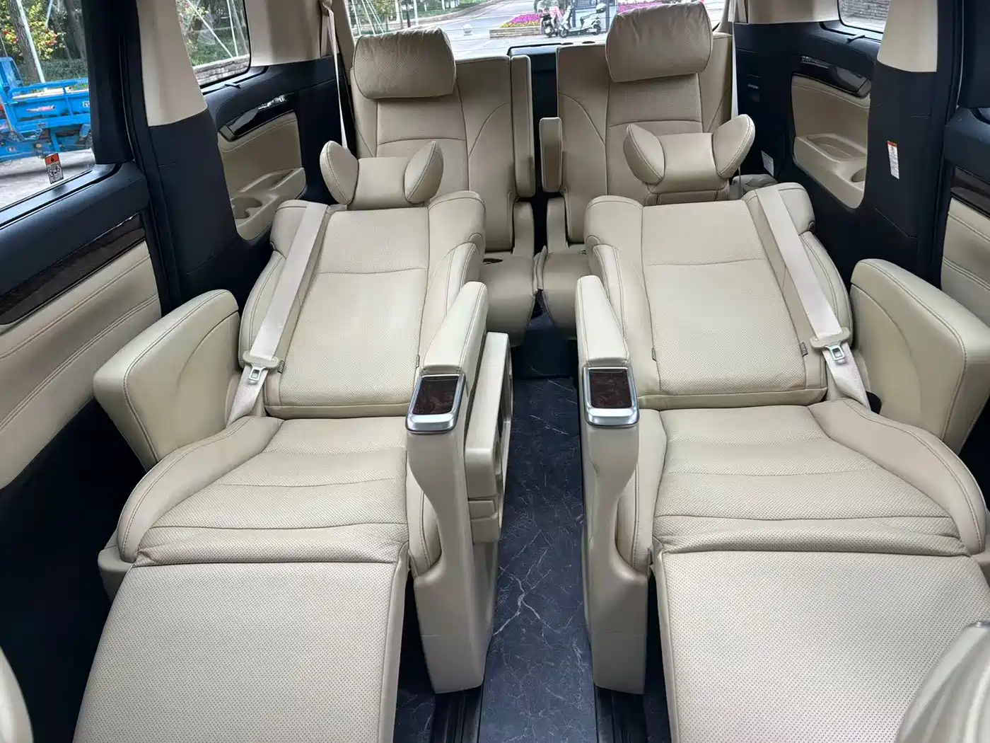 Toyota Alphard 2021 Hybrid 2.5L Luxury фото 11
