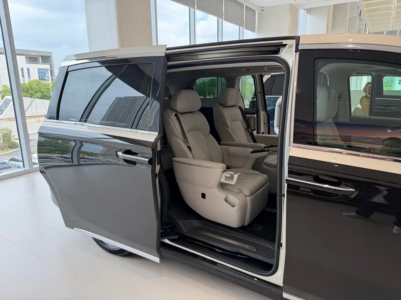 Voyah Auto Voyah Dreamer 2025 PHEV AWD Flagship Qian Kun Edition фото 3