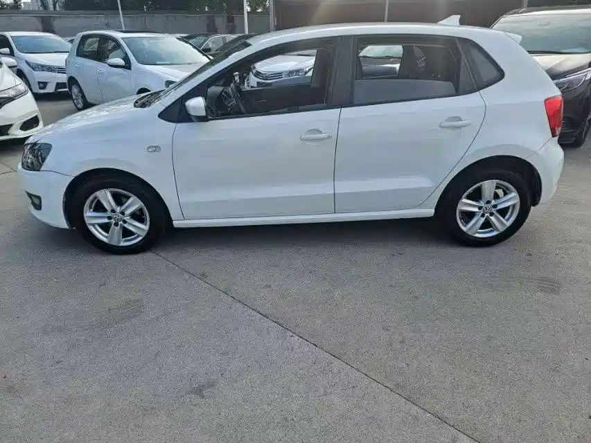 Volkswagen Polo 2011 1.4L Automatic Style Edition фото 3