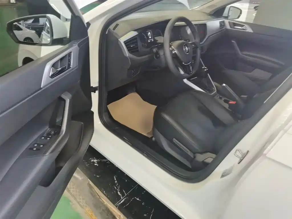 Volkswagen Polo 2019 Plus 1.5L Automatic Panorama Enjoyment Edition фото 16