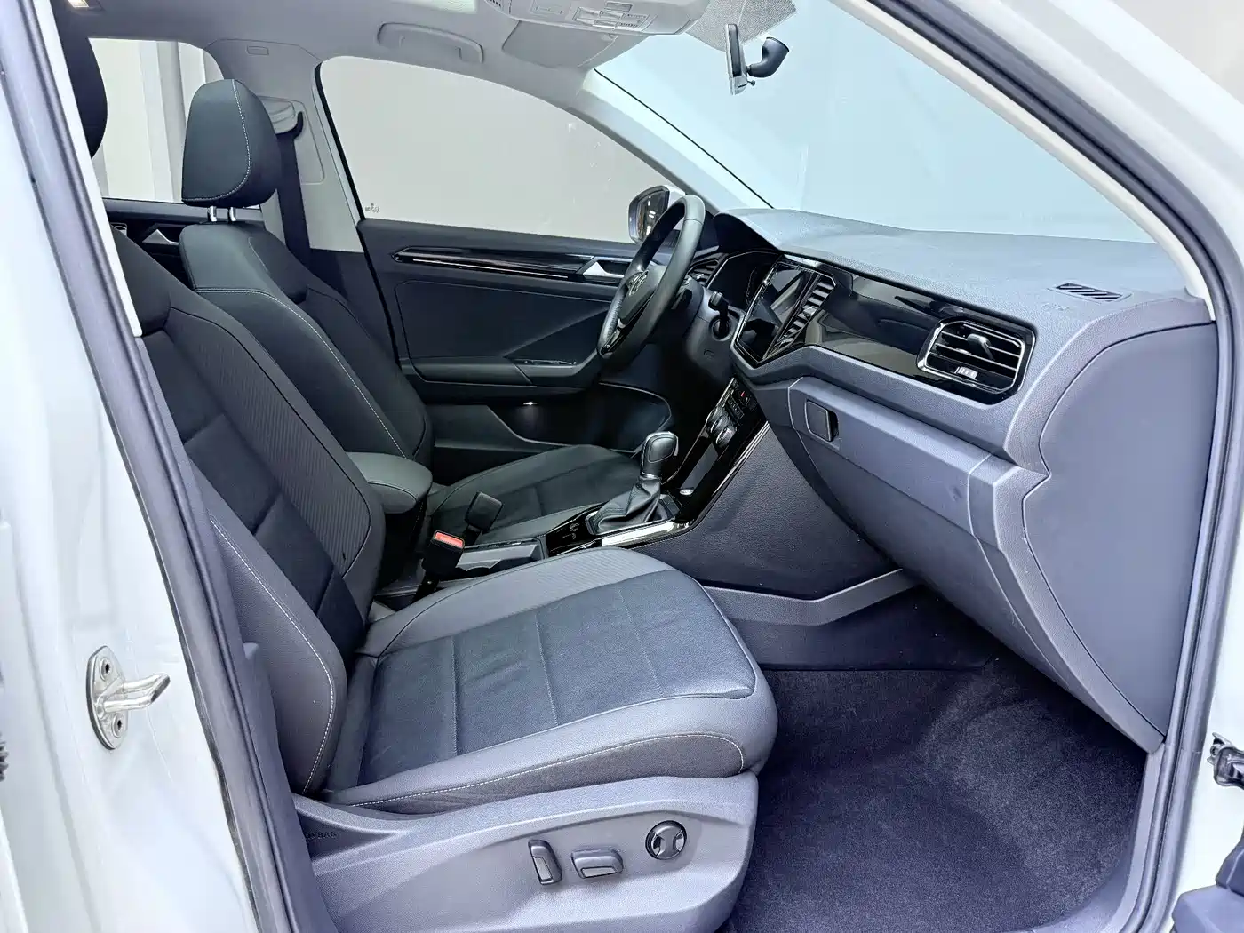 VOLKSWAGEN T ROC EXPLORING SONGS