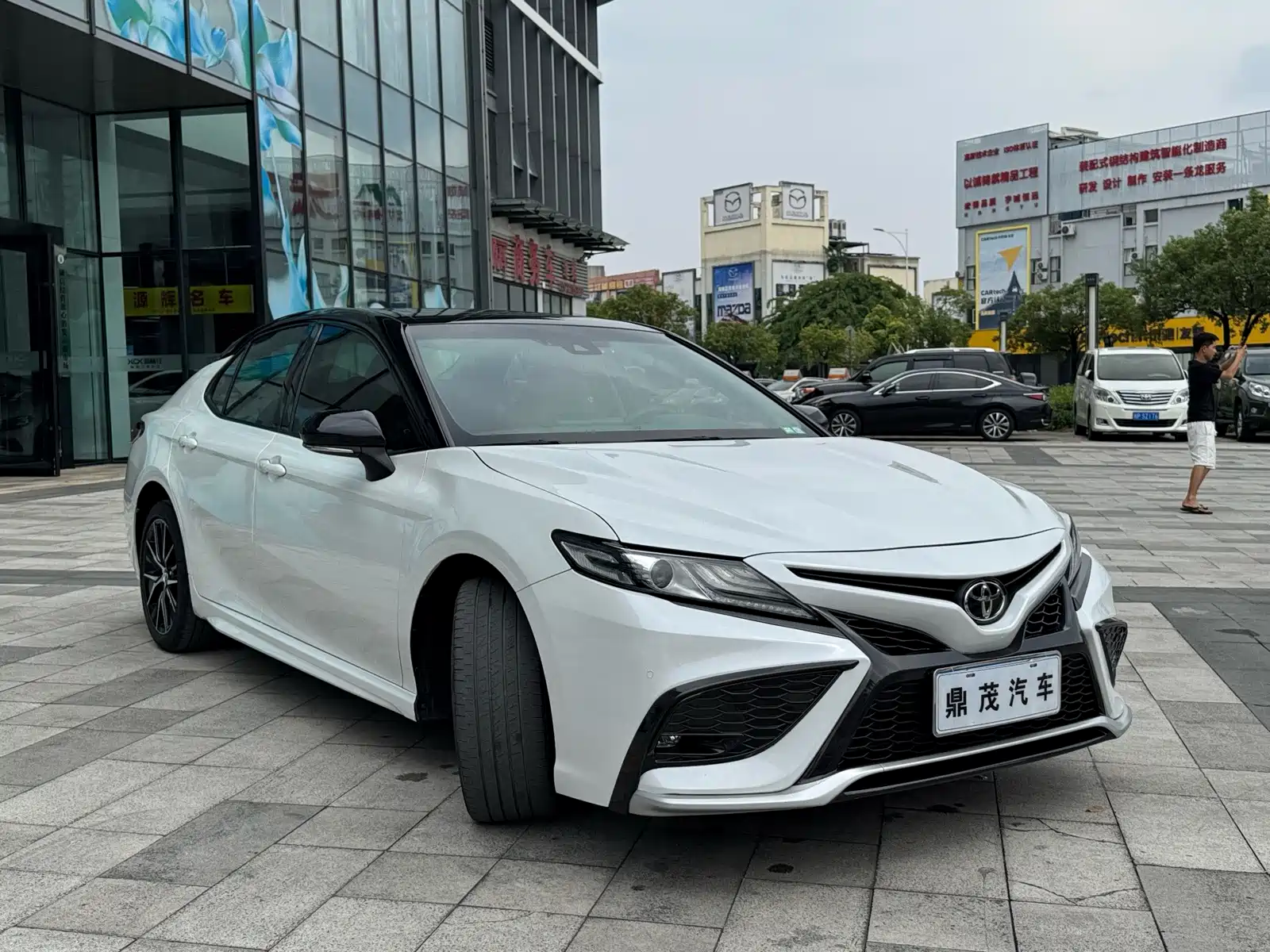 Фото 8 - Toyota Camry