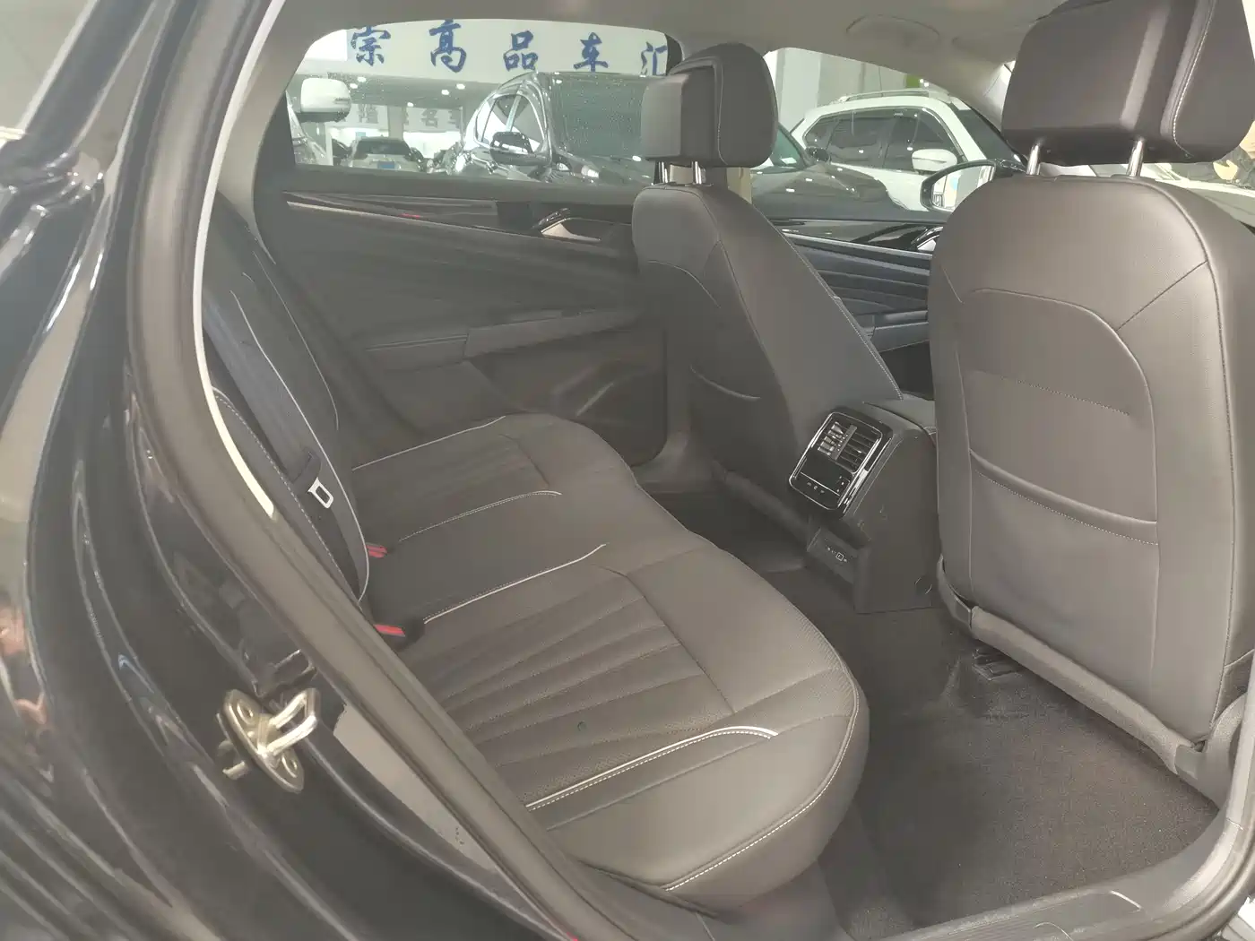 Volkswagen Passat 2024 380TSI Starlight Dragon Soaring Edition фото 5