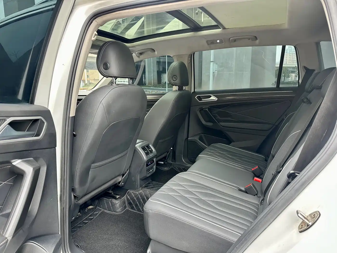 Volkswagen Tiguan L 2023 330TSI Auto 2WD R-Line Premium Edition фото 9