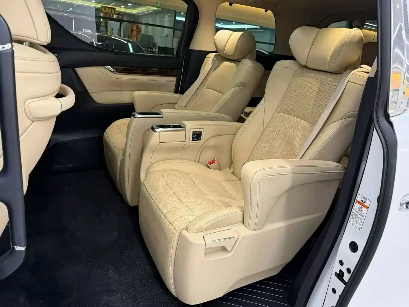 Toyota Alphard 2020 Hybrid 2.5L Luxury Edition фото 4