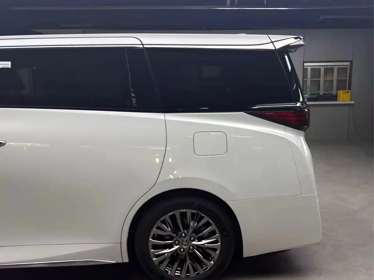 Toyota Alphard 2025 Hybrid 2.5L Ultimate Gold Edition фото 10