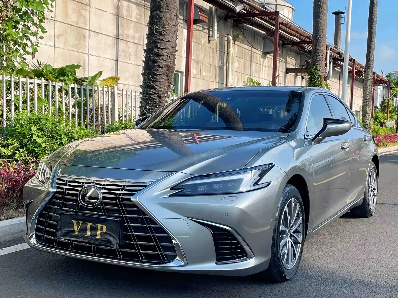 Фото 1 - Lexus ES