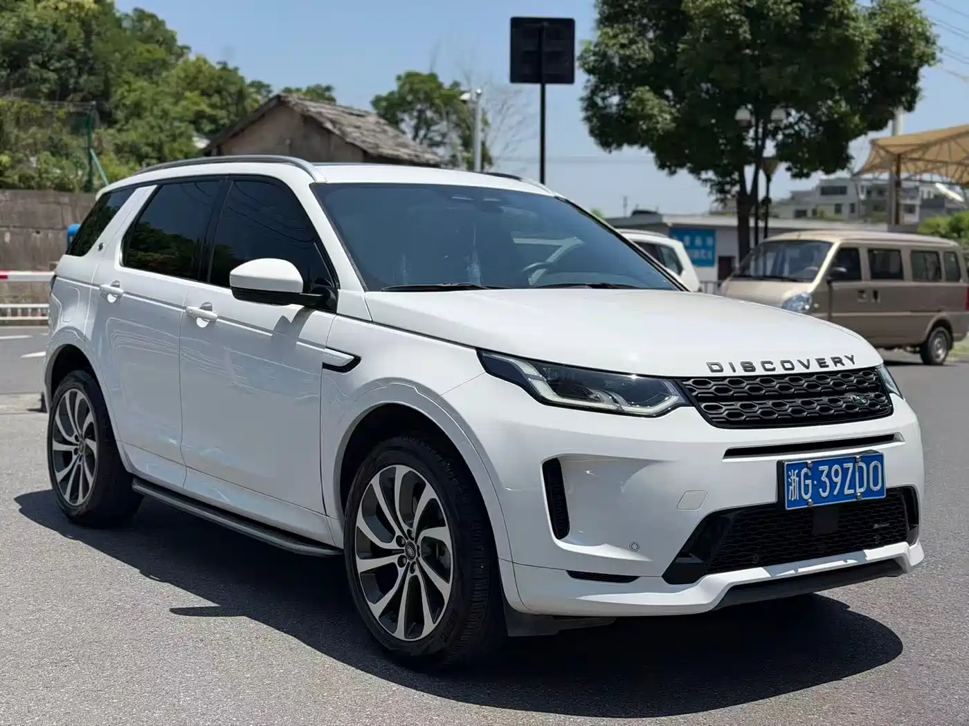 Land Rover Discovery Sport 2022 Model 249PS R-Dynamic S Performance Edition 5-Seater фото 3