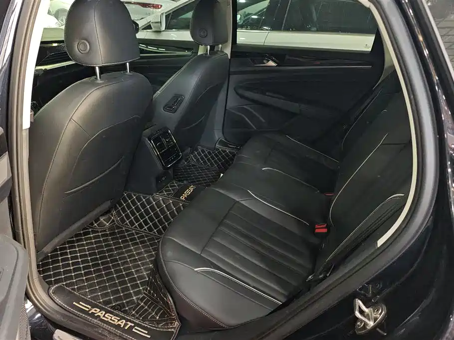 Volkswagen Passat 2022 330TSI Luxury Edition фото 11