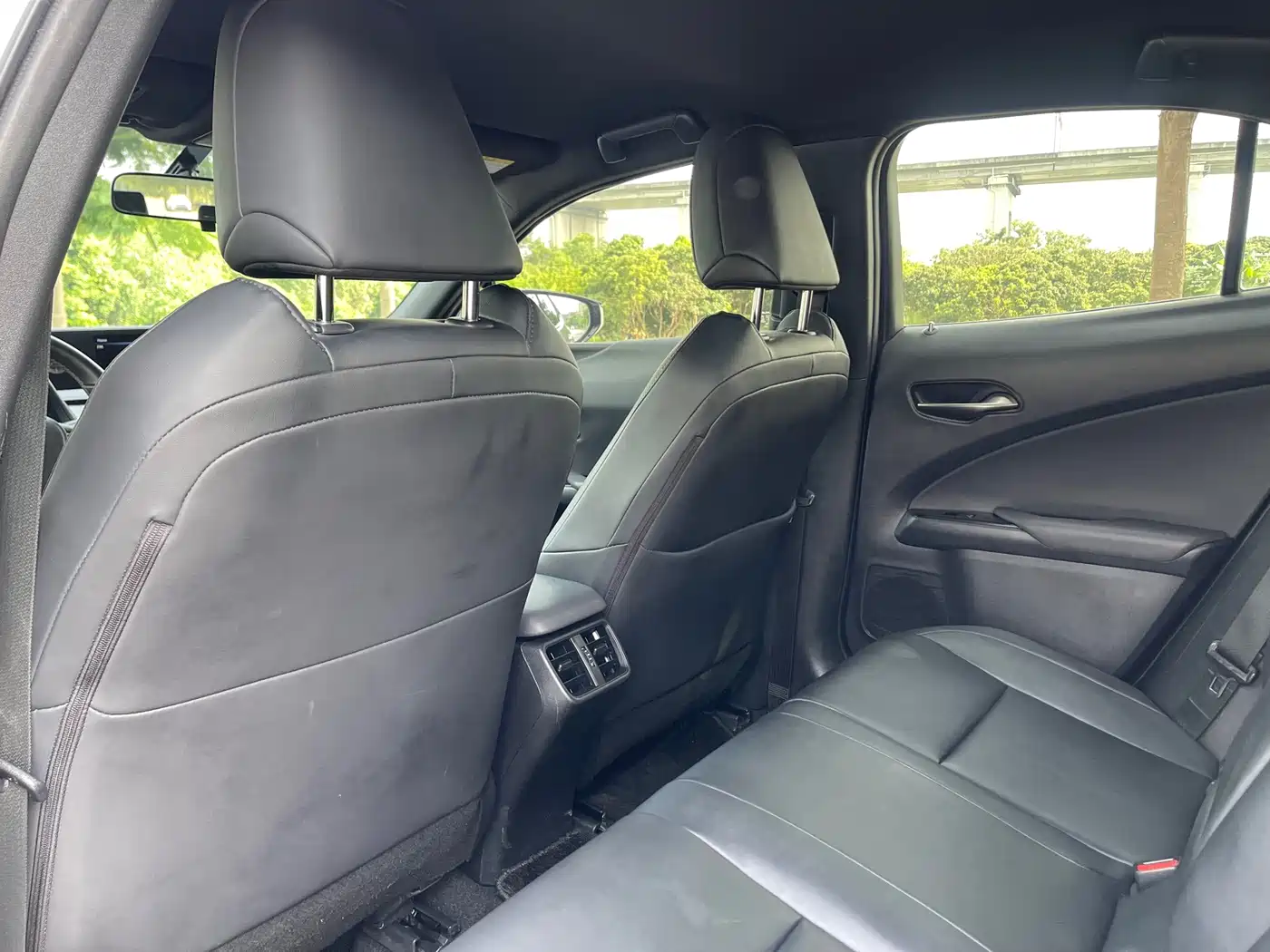 Фото 26 - Lexus UX