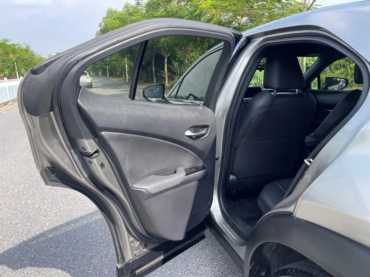 Фото 29 - Lexus UX