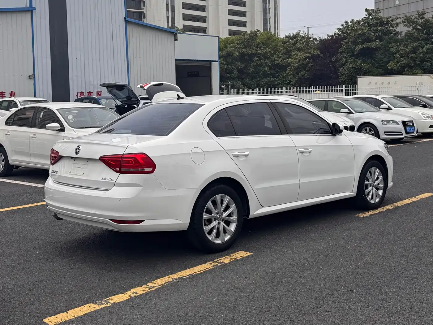 Volkswagen Lavida 2015 1.6L Automatic Comfort Edition фото 4