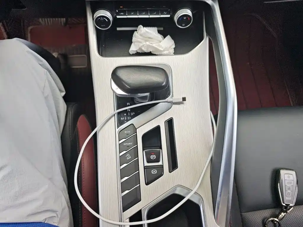 Фото 7 - Geely Coolray