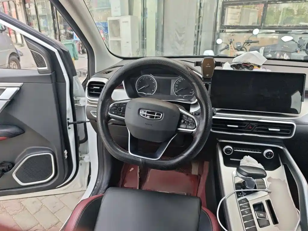 Фото 3 - Geely Coolray