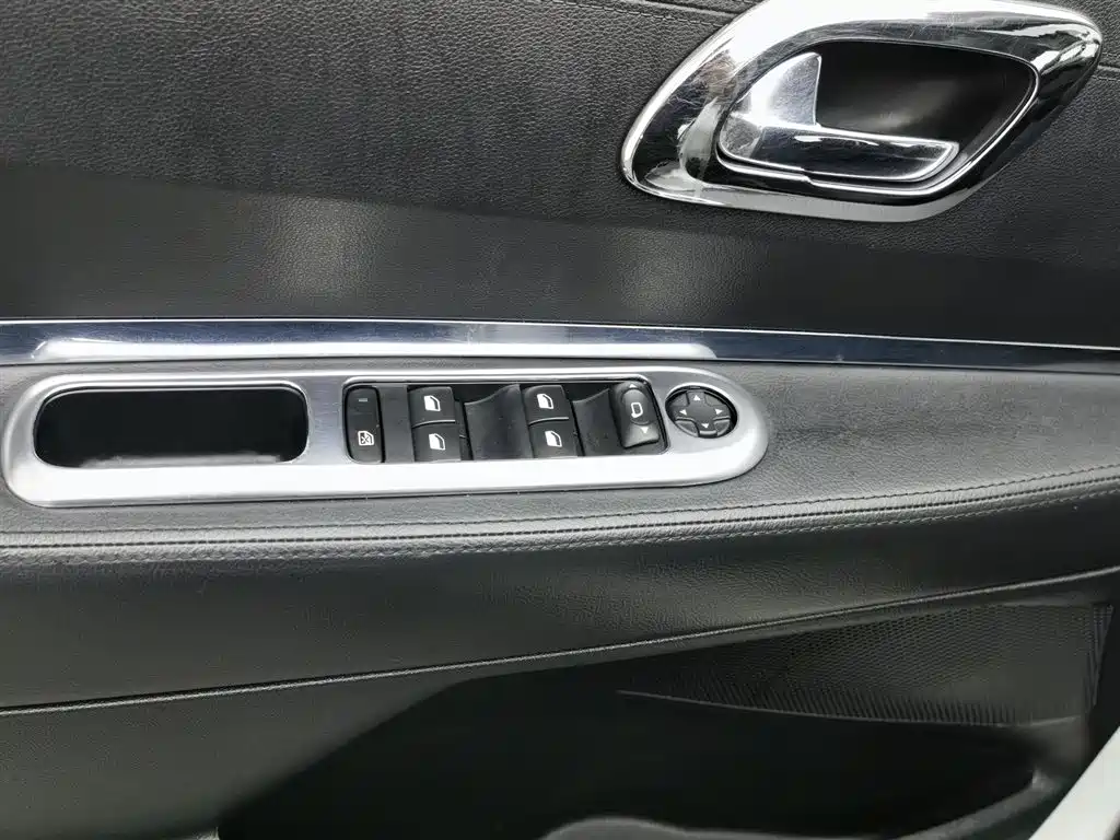 Peugeot 3008 2015 2.0L Automatic Classic Edition фото 9