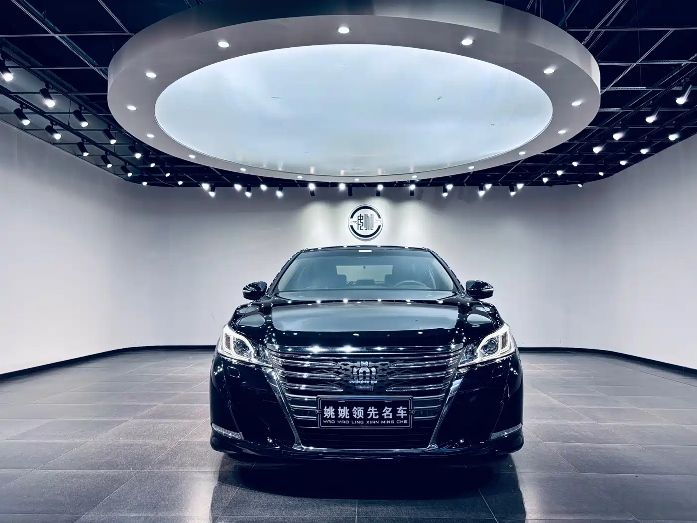 Фото 2 - Toyota Crown