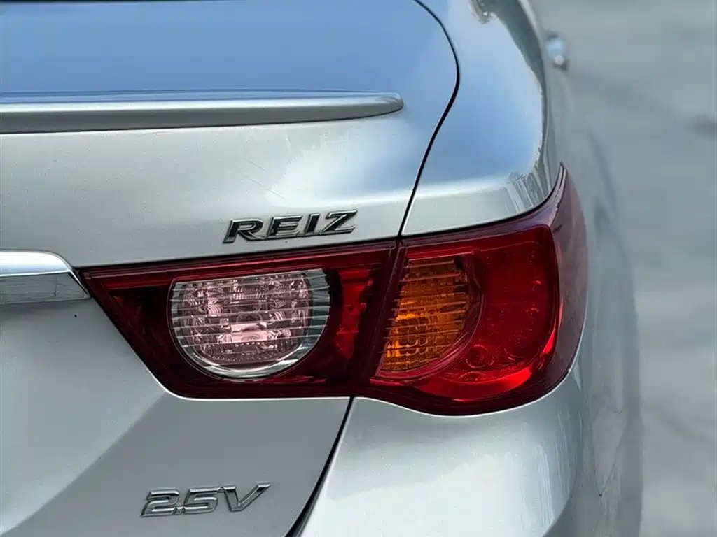 Toyota Reiz 2010 2.5V Style Elite Edition фото 5