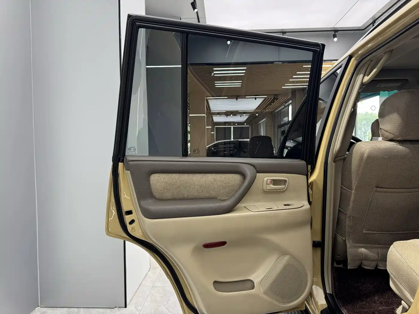 Toyota Land Cruiser 2005 Model 4.7L Automatic VX-R Luxury DVD Edition фото 26