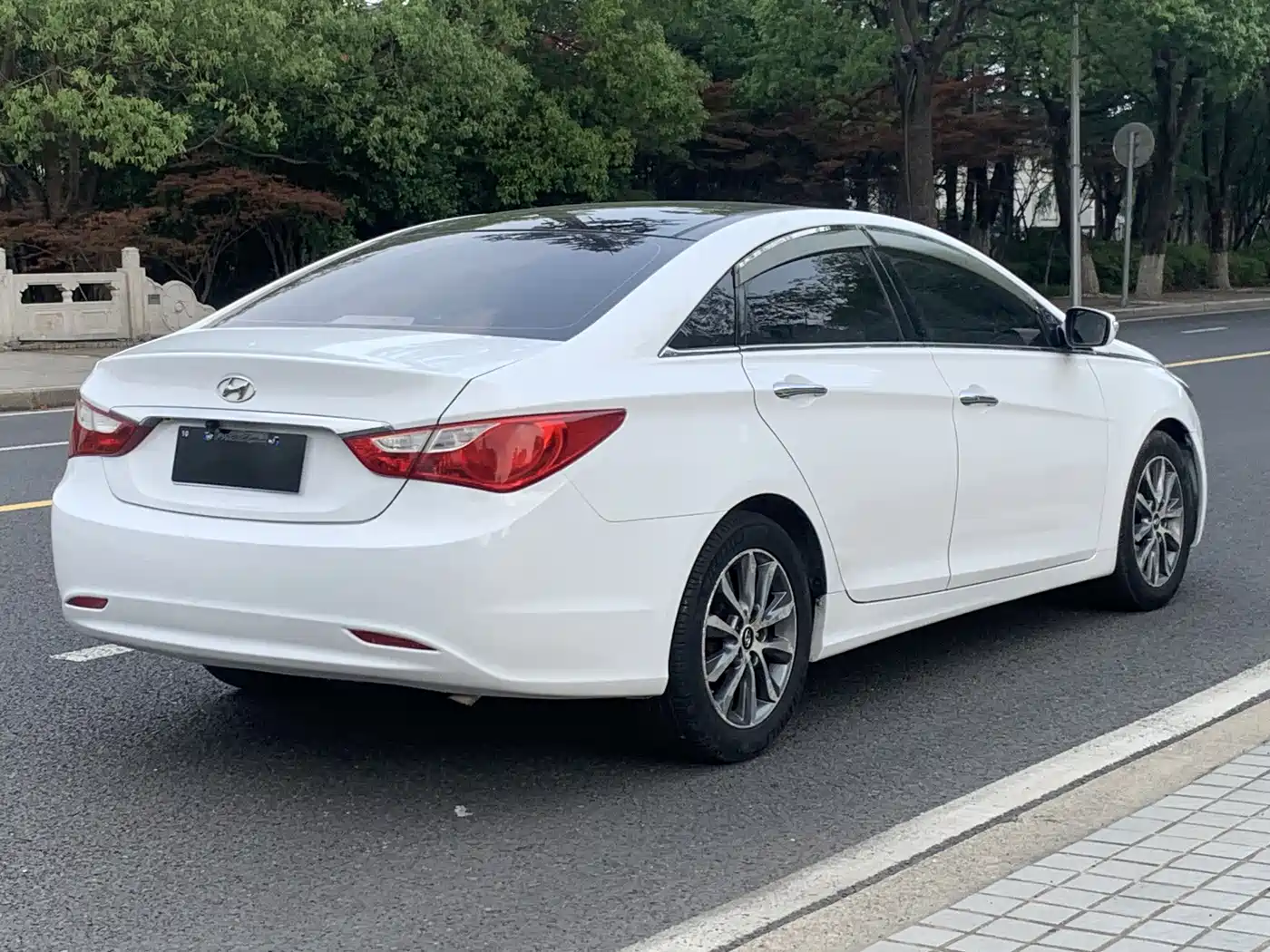 Hyundai Sonata 2013 2.0L Automatic Luxury Edition фото 6