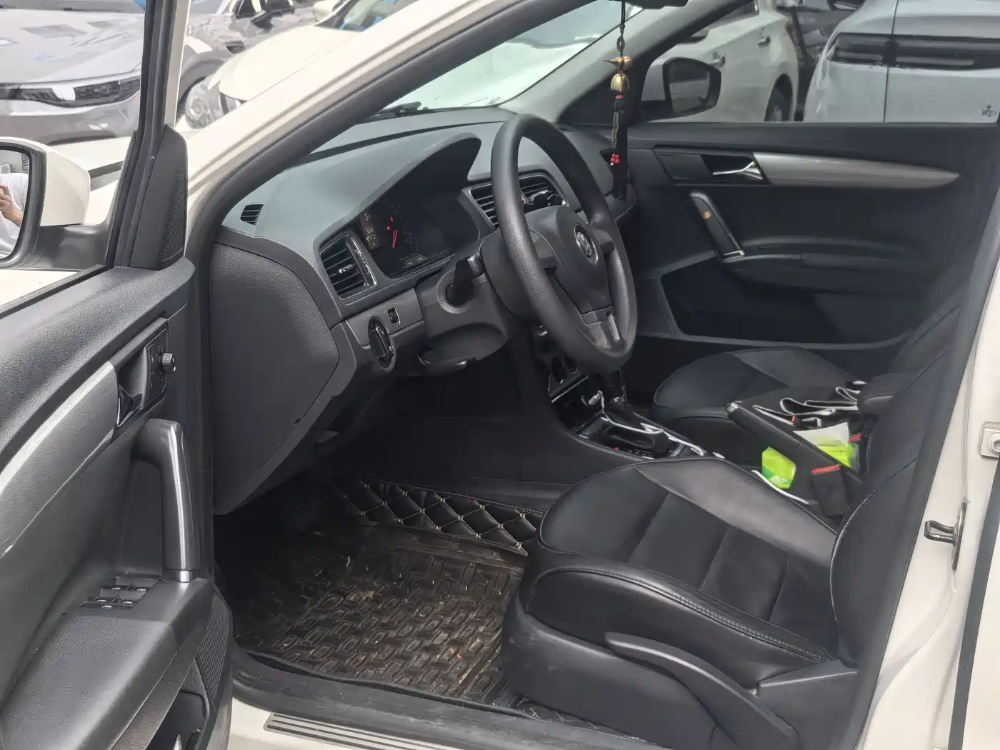 Volkswagen Lavida Tour 2013 1.6L Automatic Comfort фото 6