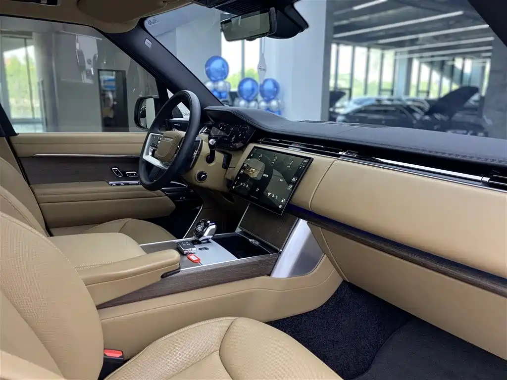 Land Rover Range Rover 2024 3.0 L6 400PS Golden Age Extended 7-Seater фото 9