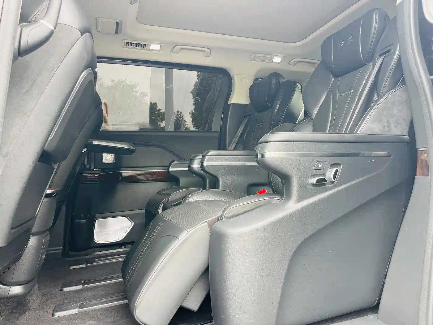 Hongqi HQ9 2023 2.0T Smart Connect Flag Enjoy Edition фото 21